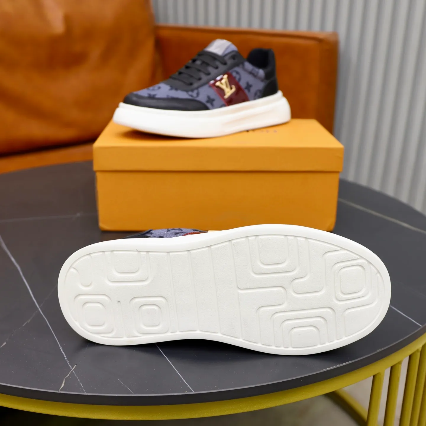Ex-factory price: 420💰🙅‍♂️🙅‍♂️🙅‍♂️ Brand: LV Louis Vuitton Standard code: 38-44 (45 customized) Grade: Same as the official website Material: Original cowhide splicing fabric Comfortable cowhide lining Increased lightness, wear-resistant and soft outsole Style category: Men's fashionable casual shoes Running sneakers Distinguished luxury brand elements Top luxury Color: actual picture color